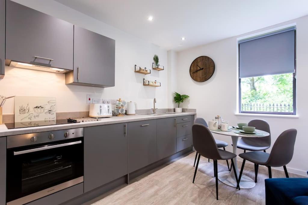 Polly'S Place Apartment Taunton & Free Off Road Parking & Wifi Екстериор снимка